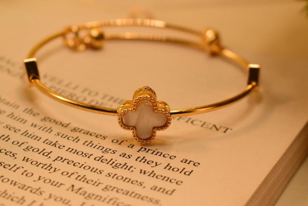 Beautiful Fancy Flower Design Gold Plated Bracelet for Girls/Women